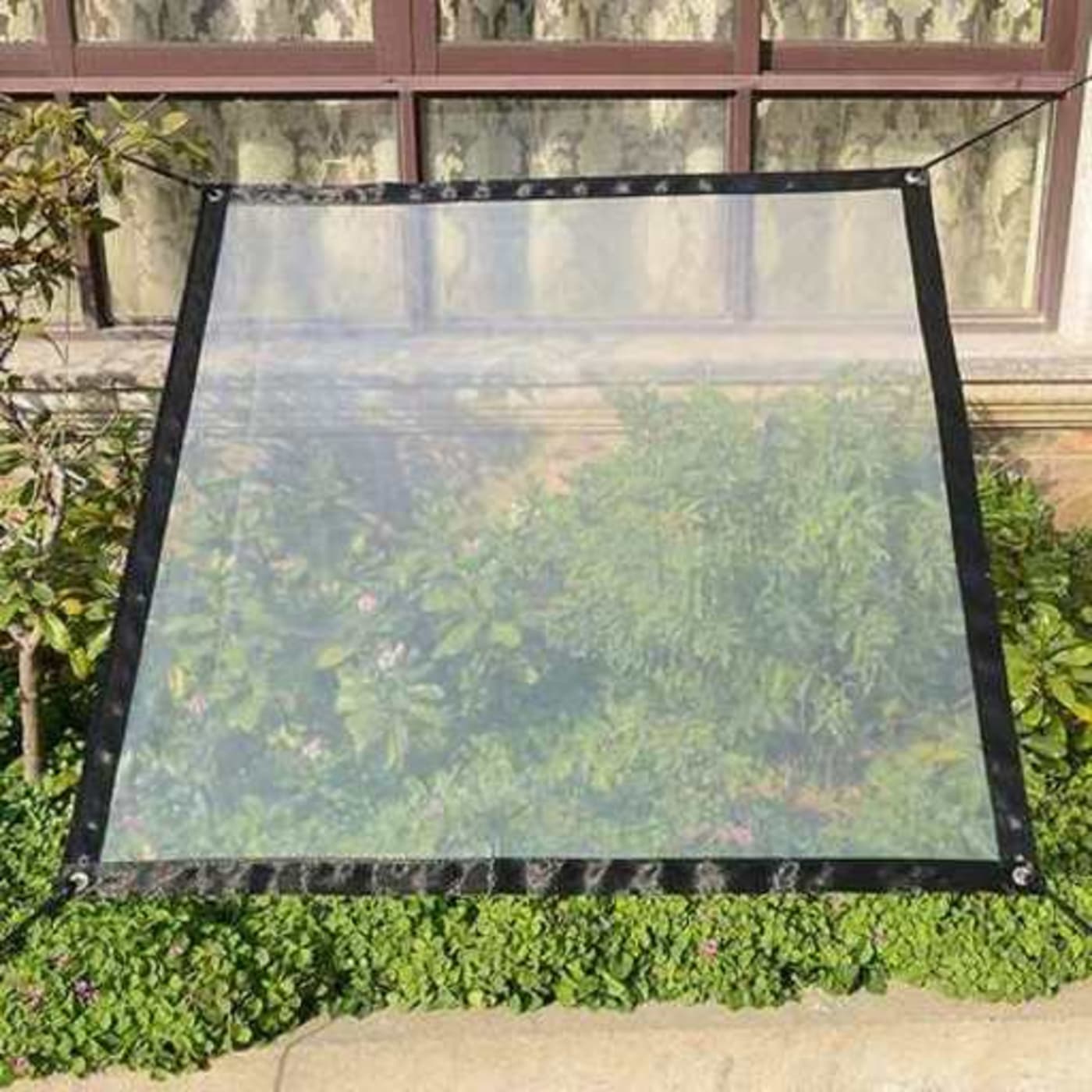 (Malla protectora sobre arbustos en jardín)